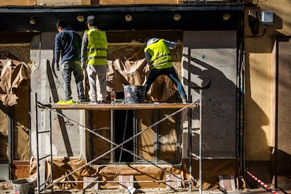 Trabajadores en un andamio en la calle de Bravo Murillo, en Madrid. 