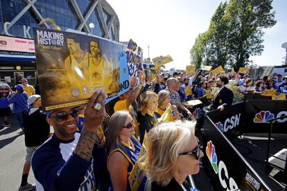 Los aficionados de los Warriors, poco antes del inicio del partido.