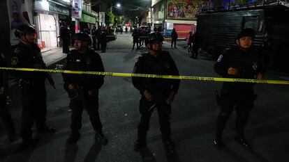 Un grupo de policías resguarda el sitio de un doble homicidio, el 7 de mayo en Ciudad de México.