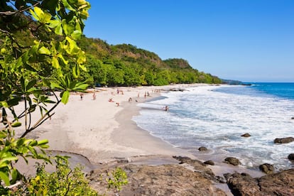 Si a uno le tira la cultura playera y disfruta codeándose con neorrastas y fanáticos del yoga, o tumbándose en caletas blancas como el azúcar, sabrá encontrar el camino a Montezuma (en la foto), en la punta de la Península de Nicoya.