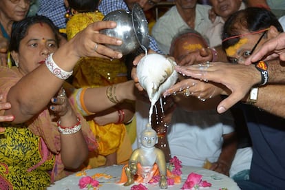 La leyenda del niño Krisna proviene de Vrindavan (Uttar Pradesh) donde se considera que nació y creció. Actualmente los niños de esta aldea tienen prohibidos los productos lácteos. En la imagen, devotos hindúes rocían con leche al dios Krisna, en el templo de Shivala en Amritsar (India).