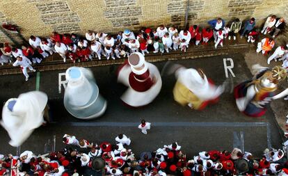 Los gigantes bailan en las calles de Pamplona durante los Sanfermines, en 2004.