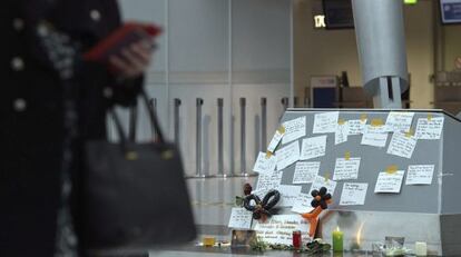 Mensajes, flores y velas en el aeropuerto de Düsseldorf.