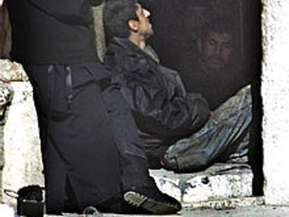 Un monje de la Natividad (izquierda), con varios palestinos refugiados en su interior.