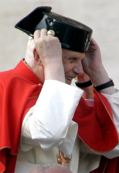 El Papa se prueba un tricornio que le prestó un asistente a su audiencia hoy en la Plaza de San Pedro.