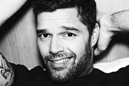 A finales de 2010, El País Semanal le encargó retratar a Ricky Martin. Había que hacerlo en el hotel de Madrid donde se alojaba y en 40 minutos. No había tiempo para estilismo ni maquillaje. "Todo iba en contra, había un riesgo muy alto y eso resulta muy excitante", apunta Sergi Pons. "En ese contexto, resulta doblemente gratificante cuando un trabajo sale bien". Le gustó el resultado y también el personaje. "Ricky Martin es sorprendentemente tímido y amable. Me contó que quería venir a vivir a Europa para que sus hijos tuvieran una educación europea. Él pensaba en el sur de Francia y yo le aconsejé Barcelona. También bromeamos sobre fútbol, porque él es seguidor del Real Madrid".