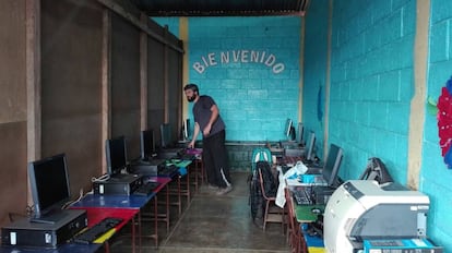 Ordenadores donados en una escuela de Guatemala.