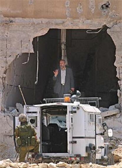 El mediador palestino Talal Sider habla con los soldados israelíes frente a la sede de la ANp en Hebrón.