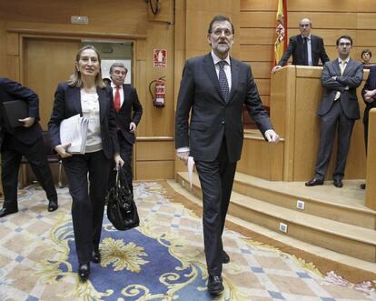 Mariano Rajoy, a su llegada al Senado junto a la ministra de Fomento, Ana Pastor.