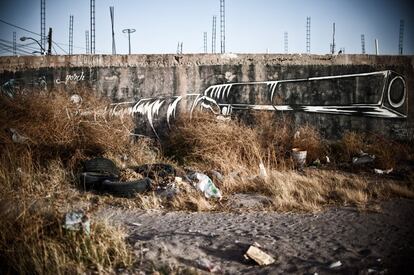 El Gobierno planeó estrategias para atender a la población, pero la gran mayoría de los programas fracasaron y solo unos cuantos continúan vigentes. En la imagen, un grafiti del artista plástico Yorch plasmando esta situación.