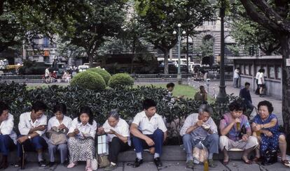 Hora de comer en un parque. En el reportaje de Nueva York de ese mismo año y que forma parte de esta serie, Ontañón fotografiaba a otro grupo de gente en la misma situación (salvando las distancias).