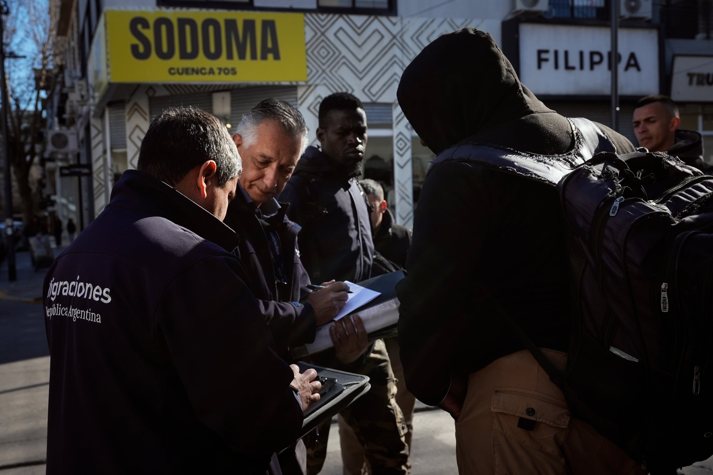 Una guardia ciudadana para proteger a trabajadores migrantes de la represión policial en Argentina