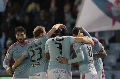 Los jugadores del Celta se abrazan tras el primer gol.