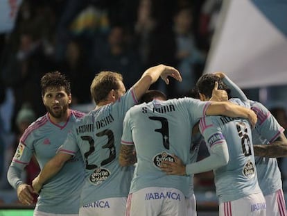 Los jugadores del Celta se abrazan tras el primer gol.