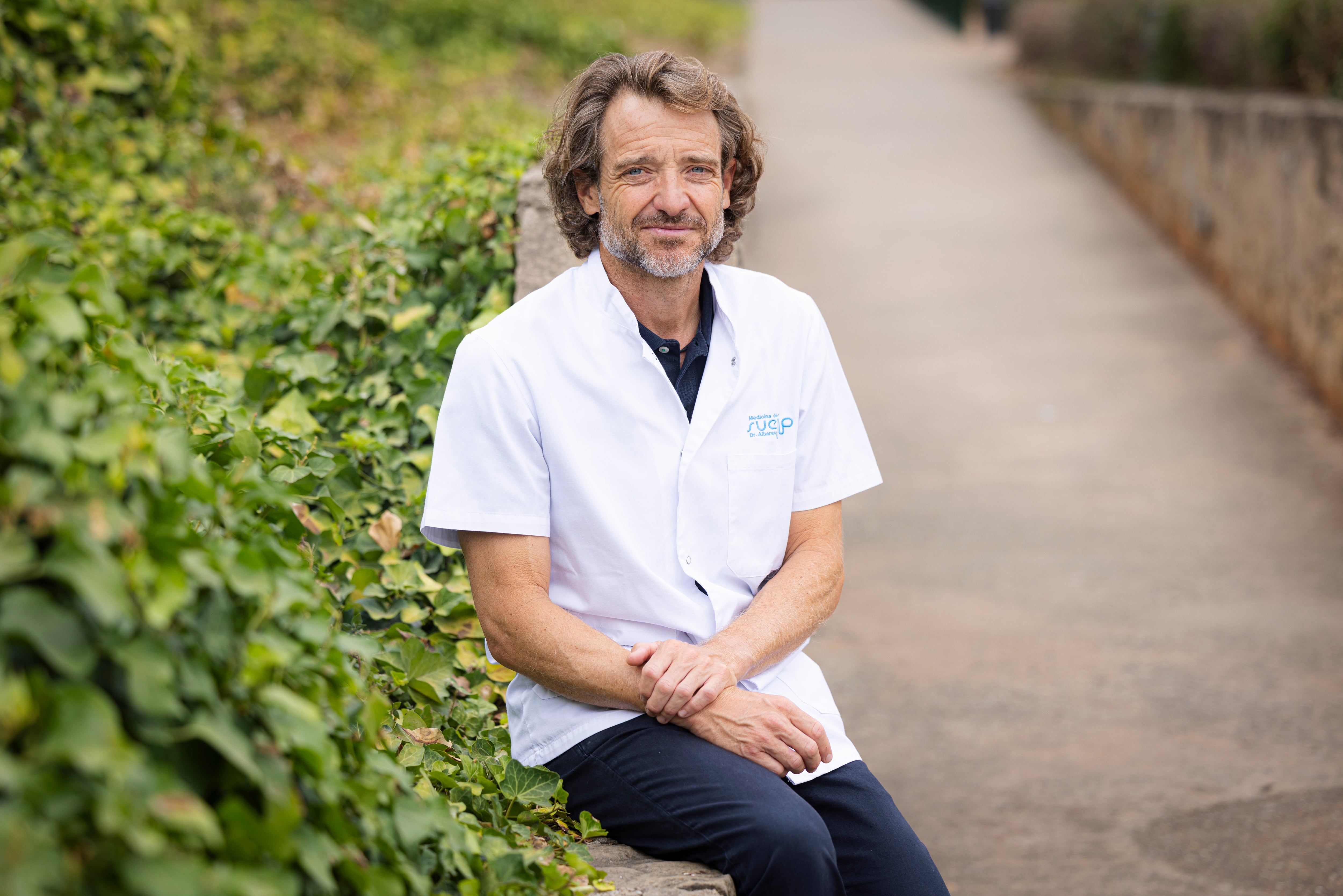 Javier Albares, médico: “Estamos criando a una generación zombi con las pantallas”