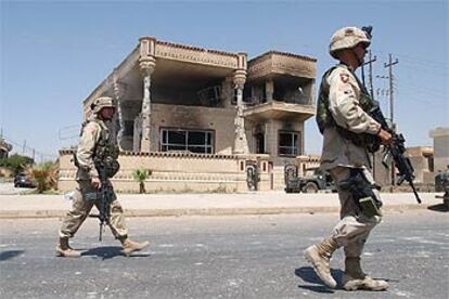 Soldados estadounidenses patrullan la villa de Mosul donde murieron los hijos de Sadam.