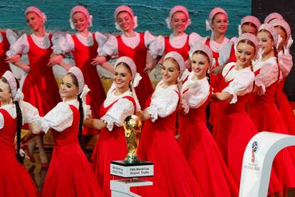Bailarinas rusas participan en la gala del sorteo.