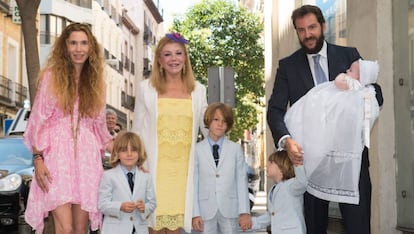 Carmen Cervera con su hijo, la esposa de este y sus cuatro nietos.