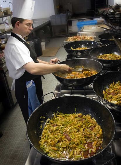 Preparación de las bases de unos arroces en Casa Salvador, L?Estany de Cullera (Valencia)