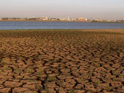 Suelo seco junto al Nilo en Jartum, Sudán.