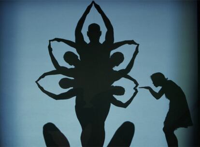 Ensayo previo de la obra <i>Shadowland,</i> del grupo Pilobolus.