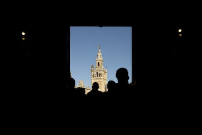 La Giralda es la torre campanario de la catedral de Sevilla. Los dos tercios inferiores de la torre corresponden al alminar de la antigua mezquita de la ciudad, de finales del siglo XII, en la época almohade, mientras que el tercio superior es una construcción sobrepuesta en época cristiana para albergar las campanas. En su punto más alto (101 metros) se encuentra el Giraldillo.