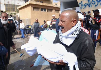 Un hombre carga con partes de un cadáver a las puertas de un hospital de Bengasi, la segunda ciudad libia. Según el recuento de la ONG Human Rights Watch, al menos 233 personas han fallecido en la represión de las protestas contra Gadafi.