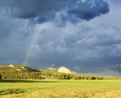 Tormenta de verano con arcoíris en Tuolumne Meadows, en el parque nacional de Yosemite (California).