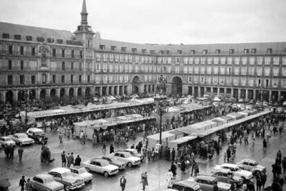 Puestos navideños en la  Plaza Mayor, en una imagen tomada por el fotógrafo Martín Santos Yubero en 1961.