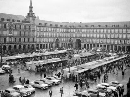 Puestos navideños en la Plaza Mayor, en una imagen tomada por el fotógrafo Martín Santos Yubero en 1961.