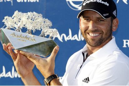 Sergio García, con el trofeo.