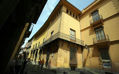 Al carrer de Cavallers, hi ha el Palau dels Mercader, encara en peu.