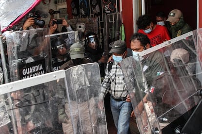 Elementos de la Guardia Nacional detienen a migrantes alojados en un hotel en Huixtla, Chiapas, el 2 de septiembre.  