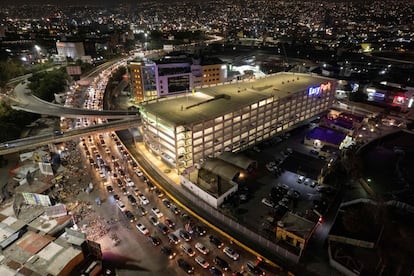 Horas antes de la reapertura, cientos de automóviles hicieron filas en la ciudad fronteriza mexicana de Tijuana.