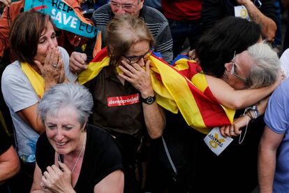 Mujeres se abrazan y lloran en la manifestación frente al Parlament tras la aprobación de la independencia en Cataluña.