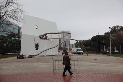 L'escultura de David i Goliat, situada a la Vila Olímpica, va caure ahir a la nit a causa del fort vent.