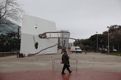 L'escultura de David i Goliat, situada a la Vila Olímpica, va caure ahir a la nit a causa del fort vent.