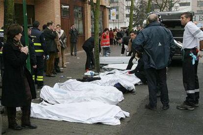 Bomberos y policías, junto a los cadáveres de los obreros fallecidos en Burgos.