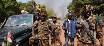 Tropas de la coalición rebelde Seleka, avanzan en la República Centroafricana, cerca de Damara, a unos 75 kilómetros de Bangui.