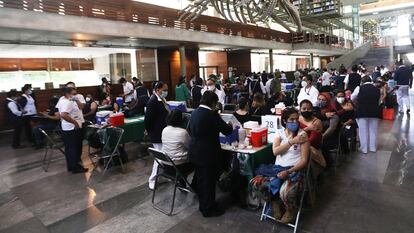 Un centro de vacunación en la Biblioteca Vasconcelos, en Ciudad de México