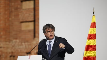 Carles Puigdemont reaparece en España ante una multitud reunida a las puertas del Parlament. foto de Massimiliano Minocri