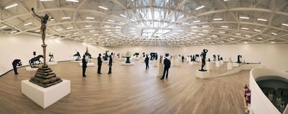 Interior del Museo Soumaya, con la sala que acoge la colección de esculturas de Rodin.