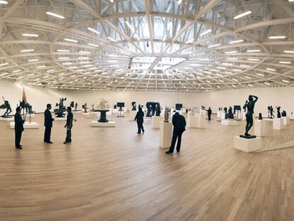Interior del Museo Soumaya, con la sala que acoge la colección de esculturas de Rodin.