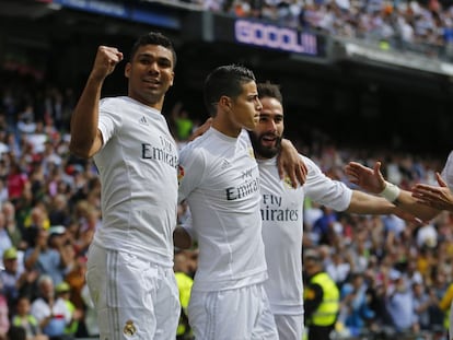 Los jugadores del Real Madrid celebran un gol ante el Eibar.