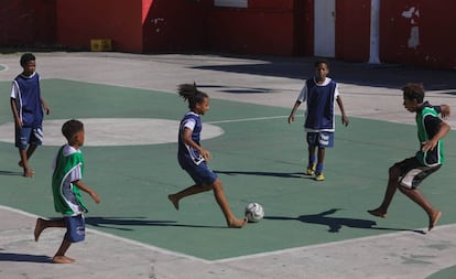 Crianças do projeto de Marcos Lelello jogam no Morro do Salgueiro.