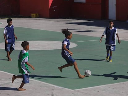 Crianças do projeto de Marcos Lelello jogam no Morro do Salgueiro.