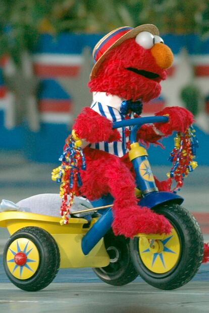 El simpático Elmo es otro de los famosos que celebra en este día. En la imagen, en un evento en Washington el 4 de Julio de 2006.