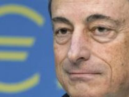 FRA513 FR&Aacute;NCFORT (ALEMANIA) 01/08/2013.- El presidente del Banco Central Europeo (BCE), Mario Draghi, durante una rueda de prensa ofrecida en Fr&aacute;ncfort (Alemania), hoy, jueves 1 de agosto de 2013. El BCE mantuvo hoy los tipos de inter&eacute;s en la zona del euro en el m&iacute;nimo hist&oacute;rico del 0,5 %, ante las se&ntilde;ales de mejora econ&oacute;mica. EFE/Boris roessler