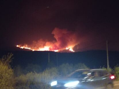 El incendio, a las cuatro de la mañana, en una imagen tomada por Toni, vecino de Azuébar, antes de ser desalojado.