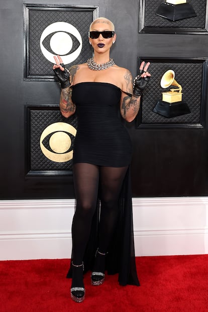 Amber Rose, con minivestido con cola.